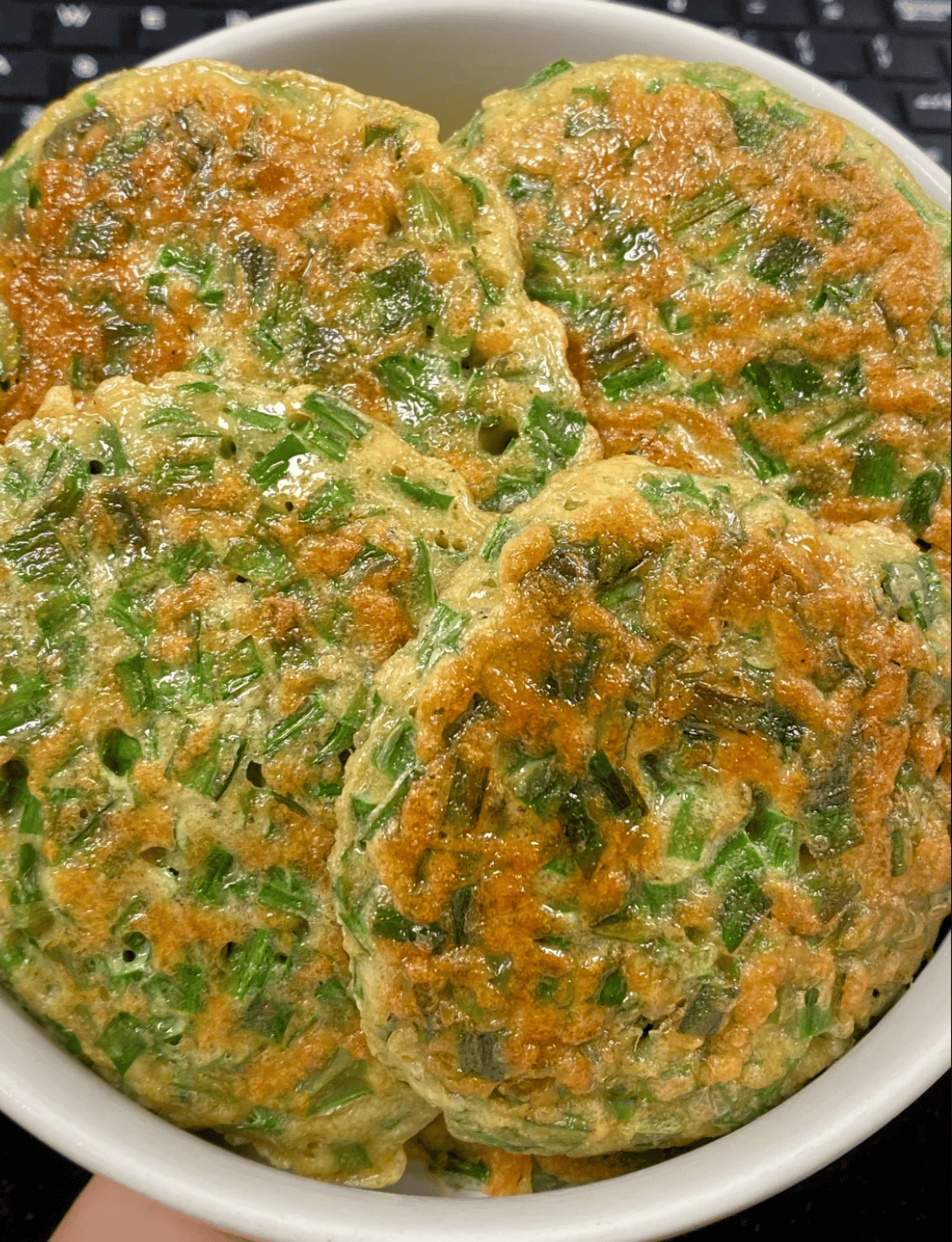 韭菜鸡蛋饼：五分钟出锅的家常美味，全家抢着吃