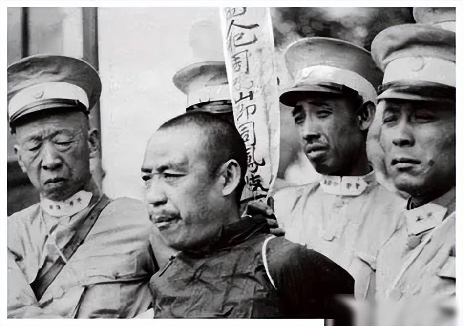 抗战时一汉奸夜审地下党，拷打一半时忽发现，对方竟是自家亲戚！