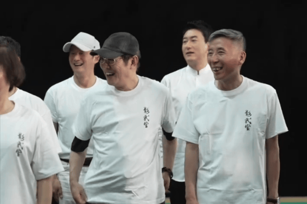 李连杰吴京为吴彬庆祝90大寿 齐唱《笑傲江湖》氛围欢乐