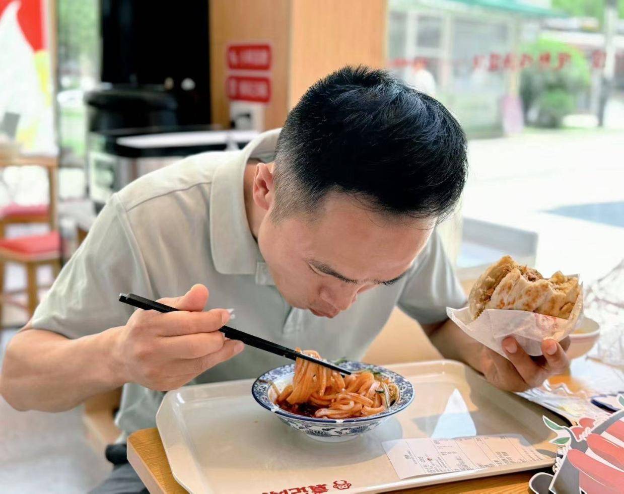 为什么越来越多人吃饭，不想点一桌，只想要一个“刚好够”的小吃？