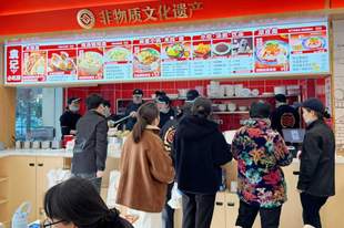 非遗美食成了暑期热点，为什么游客越来越愿意为一门老手艺停下来？
