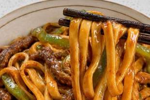 青椒肉丝拌面：一碗搞定夏日食欲的懒人神仙吃法