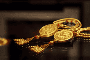 金价一跌,老铺黄金跌下神坛|消费锐见
