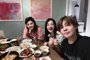 李小冉晒与王濛乌兰图雅聚会合照:争取有时间就聚会好吧