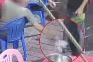白发男子付款时扔钱在地遭服务员同款反击，不尊重他人势必是自取其辱