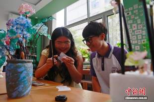 中美青少年在山东青岛携手体验中华传统文化