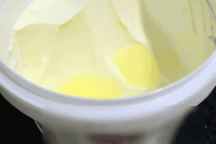 酸奶开封后冒出一层“水”,还能喝吗?