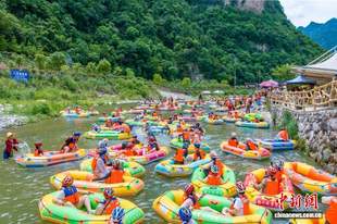 湖北兴山：暑期漂流“热” 游客逐浪觅清凉