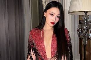 张馨予身材真丰腴！一袭深V裙领口开到腰差点“撑爆”，性感迷人