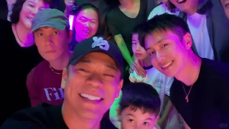 王菲邀请《主角》主创看谢霆锋演唱会 与孙浩翟子路一起合影