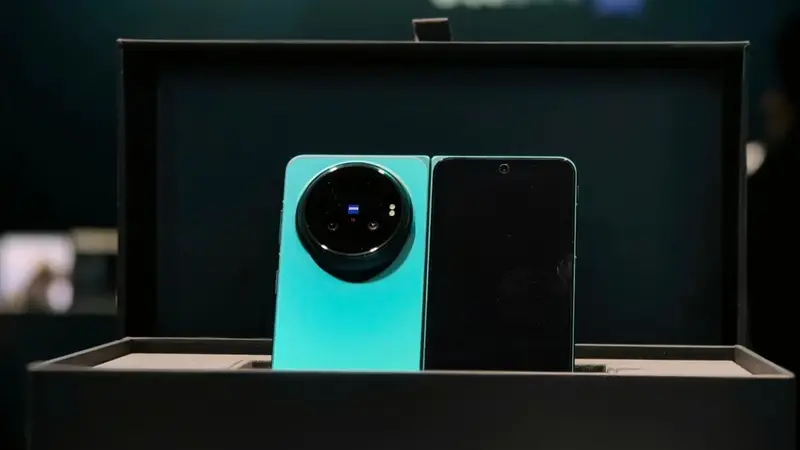 vivoXFold6：2亿主摄搭配增距镜，演唱会山顶也是大屏现场