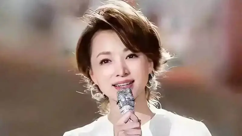 董卿淡出真相曝光!母亲去世,儿子成最大救赎,消失4年的她到底经历了什么