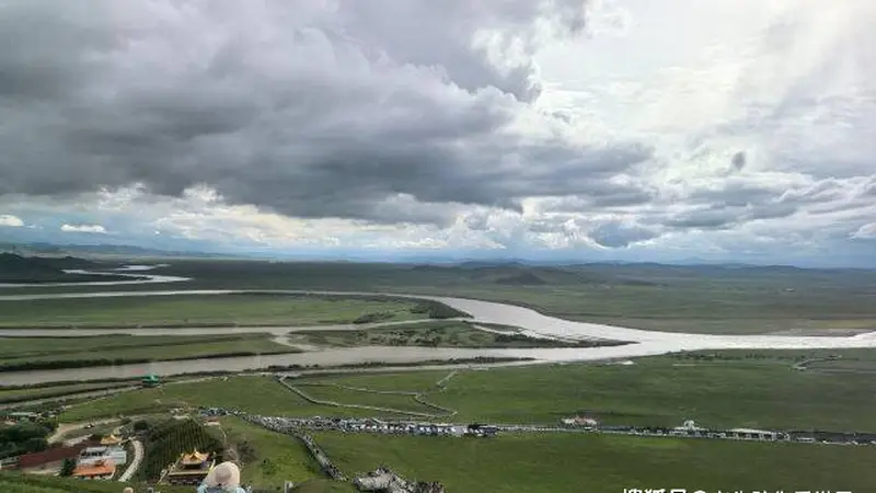 黄河九曲第一湾景区,发源于巴颜喀拉山的黄河在此与白河汇合,形成一连串大大的“S”形 。