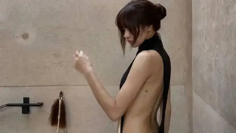 Lisa晒荒漠美照,穿黑色露背裙大秀S曲线,腰臀比例太完美了!