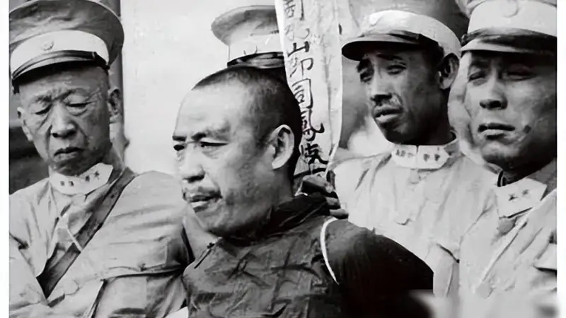 抗战时一汉奸夜审地下党，拷打一半时忽发现，对方竟是自家亲戚！