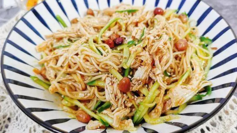 夏日开胃灵魂美食,一口上头的家常鸡丝凉面