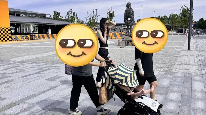 何穗阿那亚遛娃被偶遇 陈伟霆儿子小Win踢着脚丫超可爱