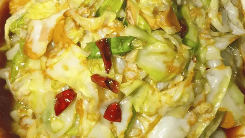 清炒包菜好吃的做法是用酱汁炒菜!三伏天最清淡开胃的家常下饭菜,应与夏天凉拌菜换着吃!