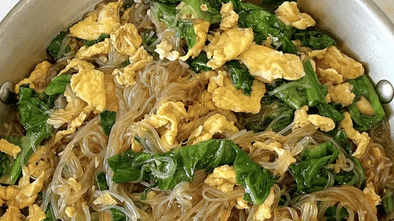 翠嫩爽口的家常美味:生菜鸡蛋炒粉丝