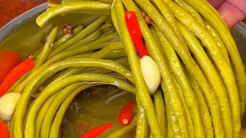 鲜豇豆入坛腌渍,一坛酸香封存整段夏日时光
