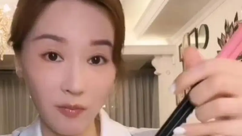 马景涛前妻吴佳尼自曝自己不会用筷子:“早年住校时老师只教减肥,没有教过用筷子”