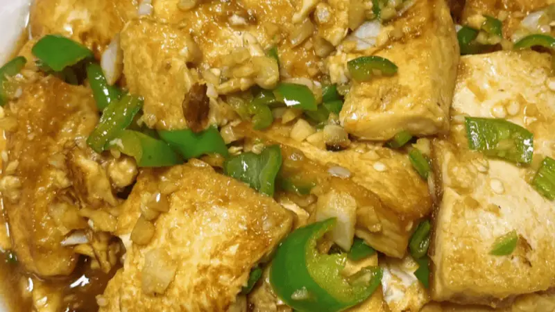 豆腐烧青椒,软嫩鲜香下饭,成本低廉却十分贴合家常