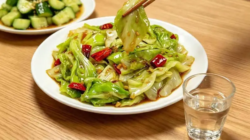 炝炒莲白总出水？记住这两个小技巧，香辣脆嫩超下饭