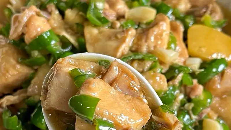 青椒炒鸡:鲜嫩入味,一口入魂的下饭神器!