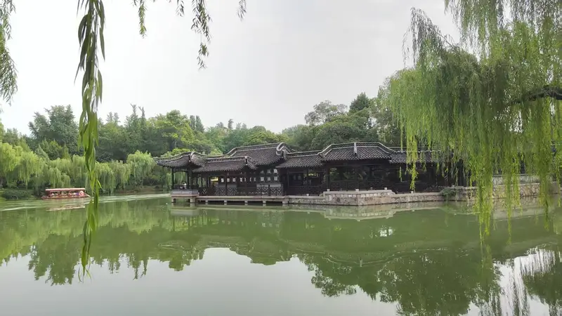 澄澈的赛里木湖,容不下失控的“景区拳头”