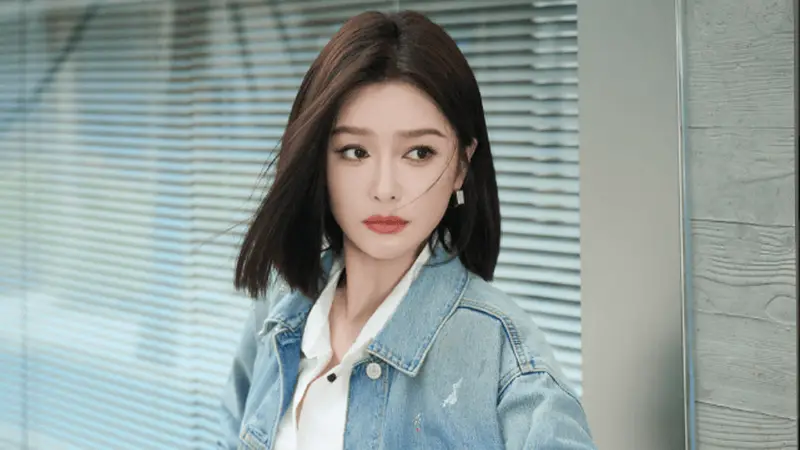 47岁秦岚松弛感穿搭，原来不露腰、不露腿的穿法，也很时尚洋气