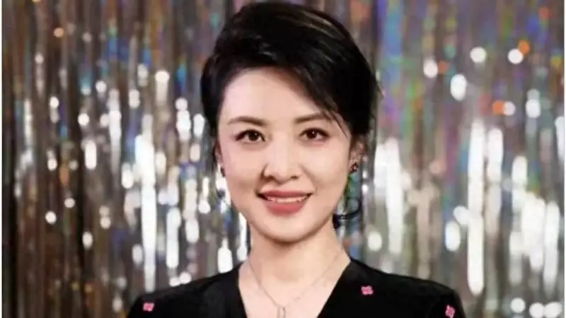58岁周涛罕见突破自我，晒最新性感美照，引网友热议，网友：成熟美