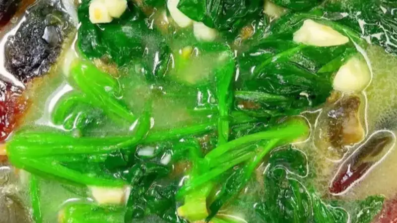 奶白鲜汤衬翠绿菠菜，金银蛋交融演绎粤菜清淡食趣