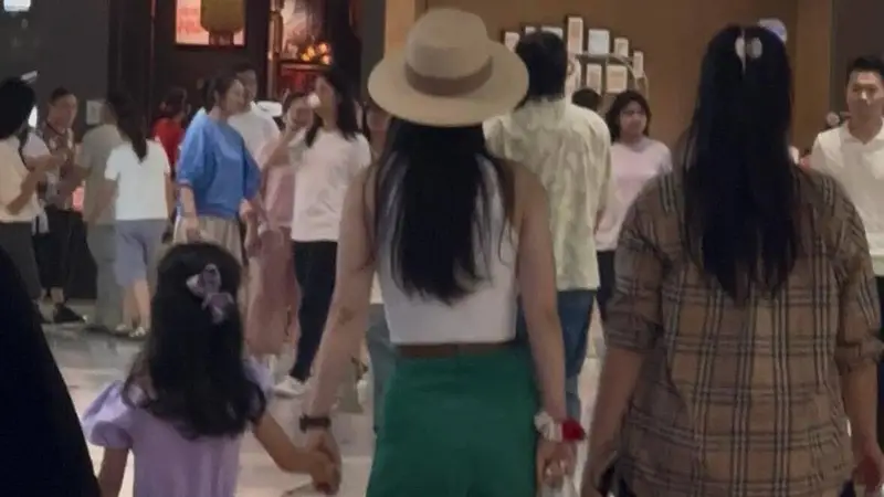 吴倩穿白背心绿长裤带女儿逛商场 松弛治愈画面温馨