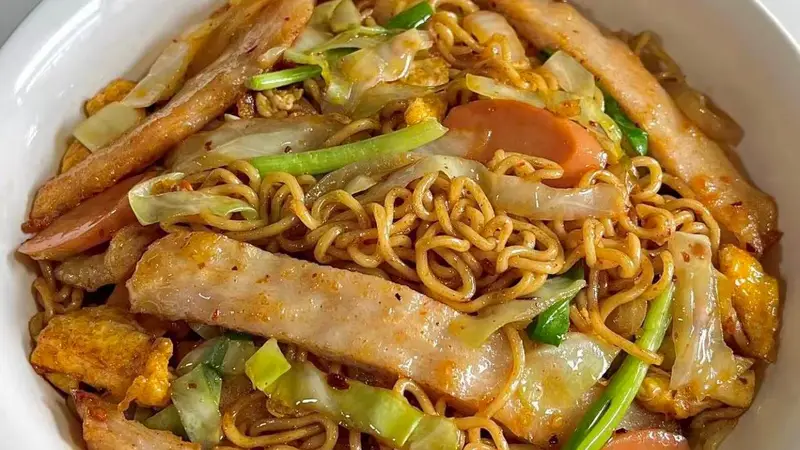 这碗鸡排炒面到底藏了什么秘密,让人一口就停不下来?