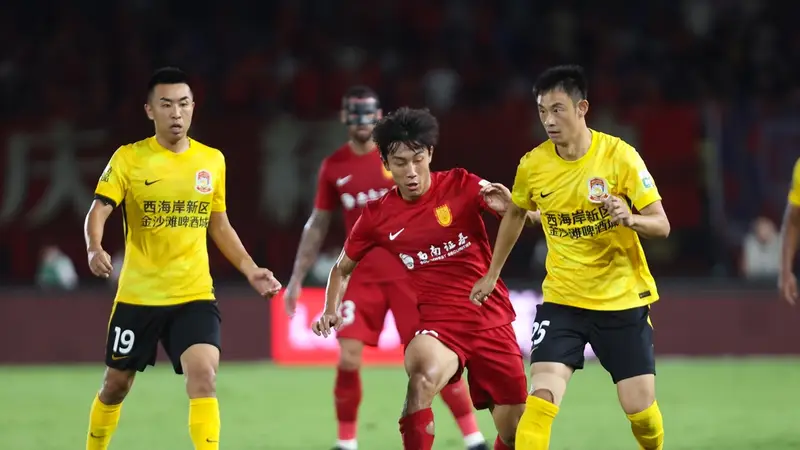 中超-阿齐兹破门被吹 西海岸0-0铜梁龙遭遇两连平