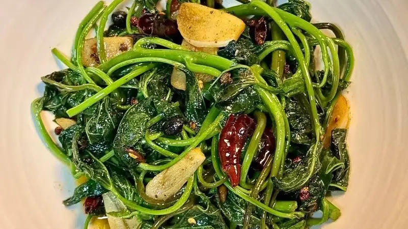 炝炒红薯叶：翠绿鲜香的夏日下饭菜，一口吃出田园味