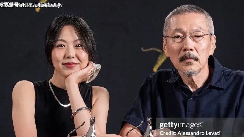 金敏喜洛迦诺再度封后!黑色无袖长裙氛围感封神,文艺影后爱惨极简穿搭