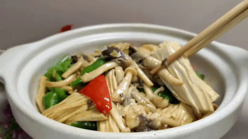 这3样一块烧一烧，太好吃了！豆制品和蘑菇的完美搭配、换大碗盛饭才过瘾，没有肉照样吃得香