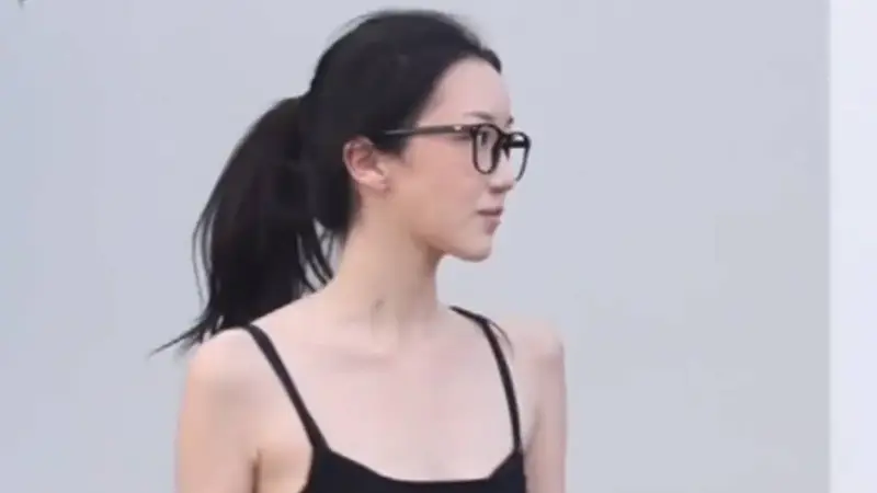 李嫣与窦靖童宋妍霏外出 清瘦高挑随性自然