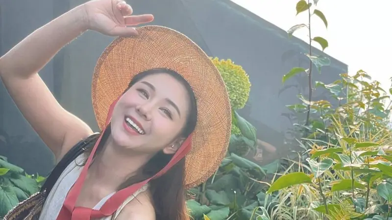 李小萌二胎后更像尤物女神，一袭露背连衣裙高调亮相，气质惊艳