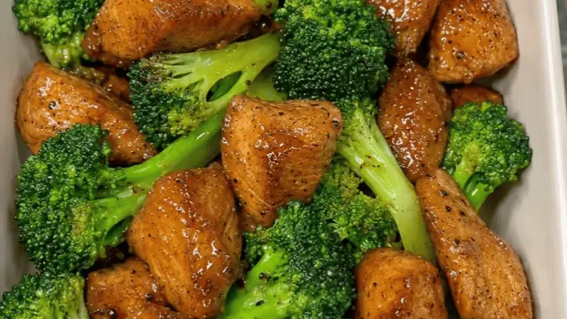 鸡胸肉炒西兰花：低脂高蛋白的快手家常菜