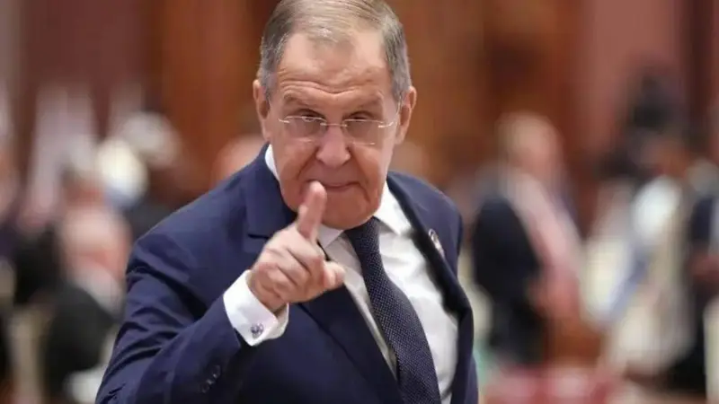 普京要给英国点颜色瞧瞧,俄军舰就位,美媒警告4个北约国家小心!