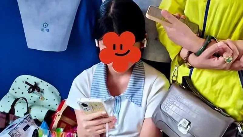 买票占座放零食事件升级!人民日报锐评,言辞犀利,给大家提了醒