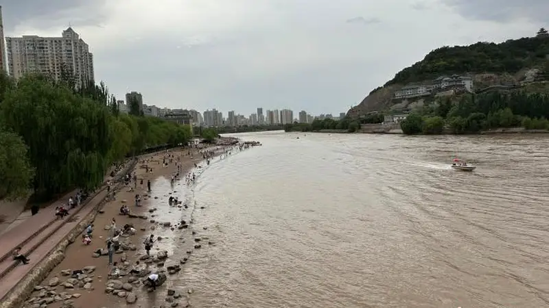 兰州黄河岸畔迎文旅热