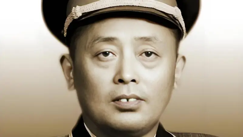 1949年,二野大军途经麻城,盲人老太拦路哭寻儿子,陈赓听完名字大笑:“那小子现在是我们的师长!”湖北麻城,1949年春天,晨色还未退尽。成千上万的解放军向南挺近,军队中步伐稳健,人马往来不绝。途中,没人注意的小路边,突然蹿出一个身影——衣服破碎、两眼全盲的老太太。她一手拄着光棍,...