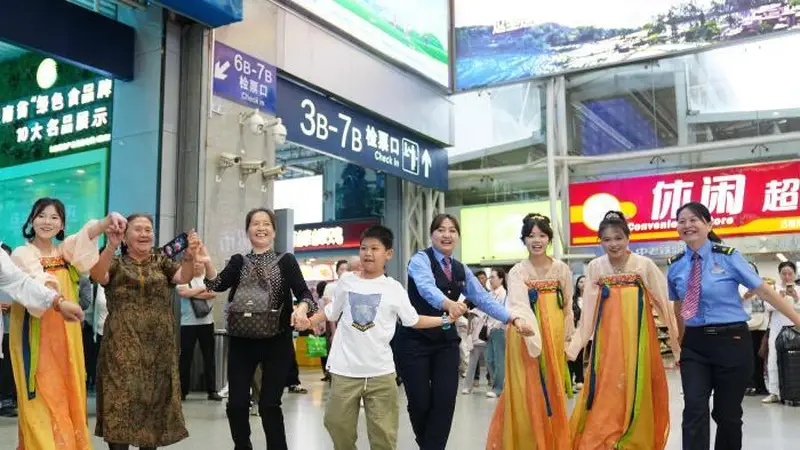 2026年中国铁路暑运启幕 云南大理、丽江等热门旅游地客流集中