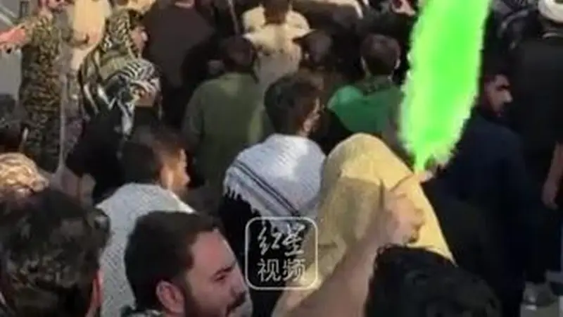 哈梅内伊葬礼细节曝光： 35℃高温下6000个喷头洒水降温 军队烘焙准备了5000万个面包 2500辆救护车、50万升注射液待命