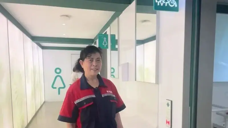 景区保洁阿姨在厕所吃饭引热议,本人回应:怕小朋友滑倒,干脆就近吃,方便随时巡视