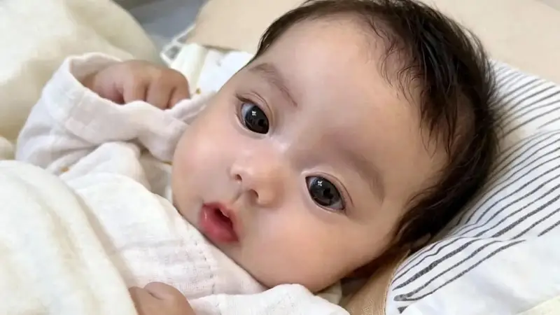 “最美婴儿”出生意外爆火！皮肤白、大眼睛、高鼻梁，让人羡慕