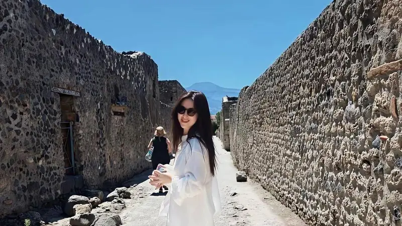 朱珠一家意大利旅行照曝光!打卡庞贝古城,老公王昀佳随手拍全是时尚大片